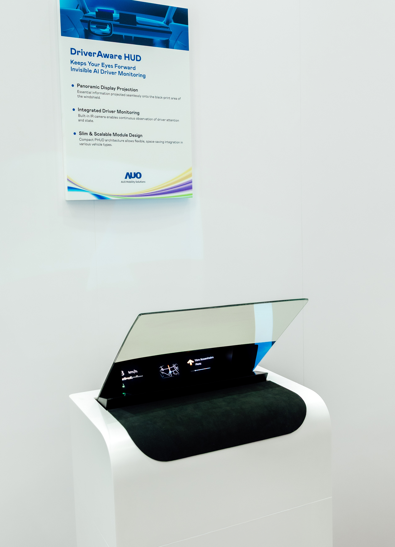 DriverAware HUD结合抬头显示器与隐藏式红外线摄影机，将车速、导航及警示讯息投影于挡风玻璃上，完美对齐驾驶目不离路的视线，同时，透过AI 监控驾驶注意力以提升安全性。